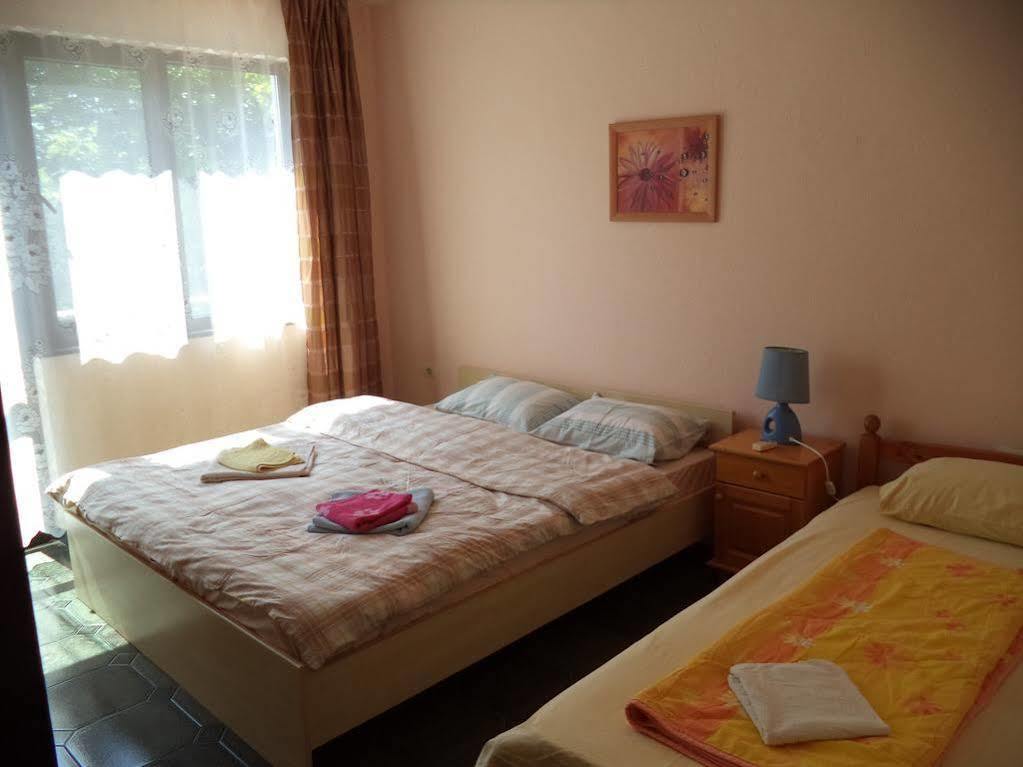 Guest House Fanny Sinemoretz Bagian luar foto